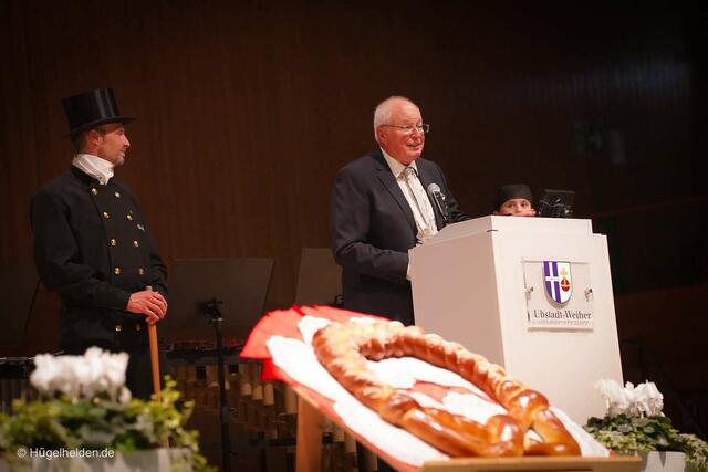 Schornsteinfeger Jörg Harlacher und Bürgermeister Tony Löffler | Foto: Hügelhelden