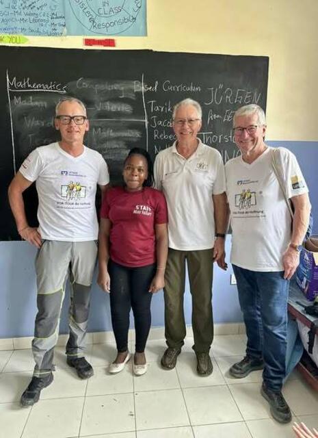 Benno Sommer, die Schuleiterin, Jürgen Grünwald und Hans-Josef Bracht  | Foto: VOR - TOUR der Hoffnung