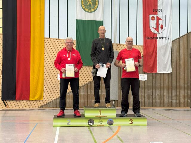 Bernd Gerold machte es seinem Vereinskollegen Maximilian Veit gleich und sicherte sich verdient den 2. Platz in der Klasse Blankbogen Senioren | Foto: Michael Zahm