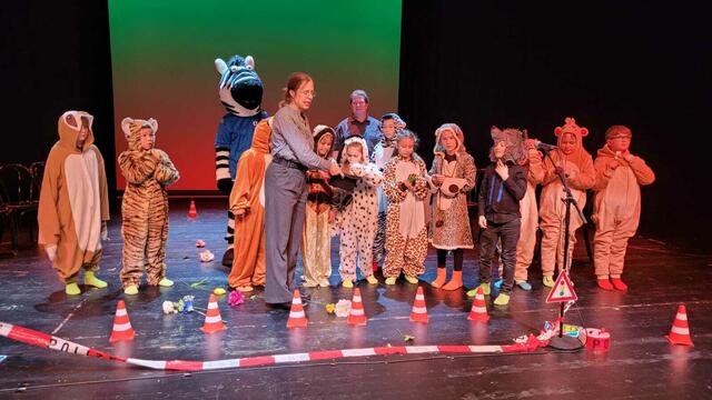 Großes Lob von der Theaterplanerin für die Kinder der Klasse 3 a | Foto: Angela Molter