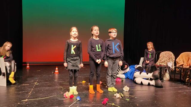 Schülerinnen und Schüler beim Loblied auf die KUK | Foto: Angela Molter