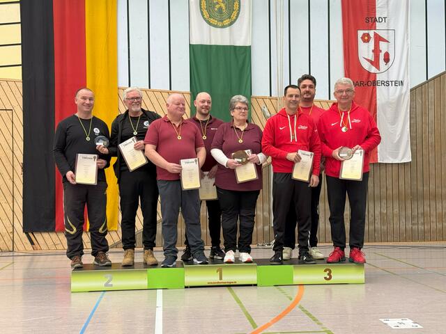 Auch die Blankbogenmannschaft des Schützenvereins Bruchmühlbach erklimmte das Podium. Platz 3 nach einem harten Wettkampf. | Foto: Michael Zahm