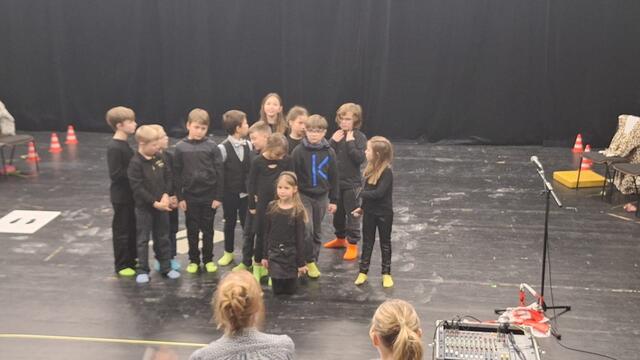 Die jungen Darstellenden sammeln sich bei der Probe | Foto: Erik Hippchen