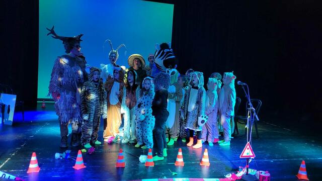 Gemeinsam mit dem Ensemble aus "Die Schneekönigin" wird das Herdenlied gesungen | Foto: Angela Molter