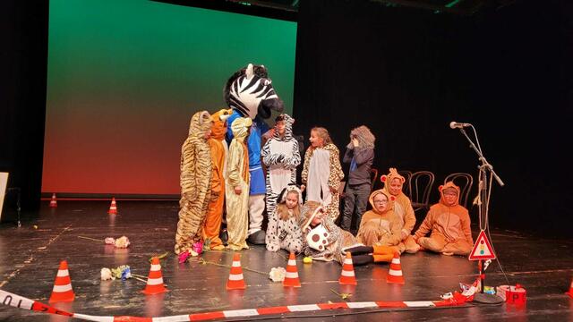 Vor dem großen Finale die Teilnehmenden mit dem Maskottchen der KUK - Zebra SAM | Foto: Angela Molter