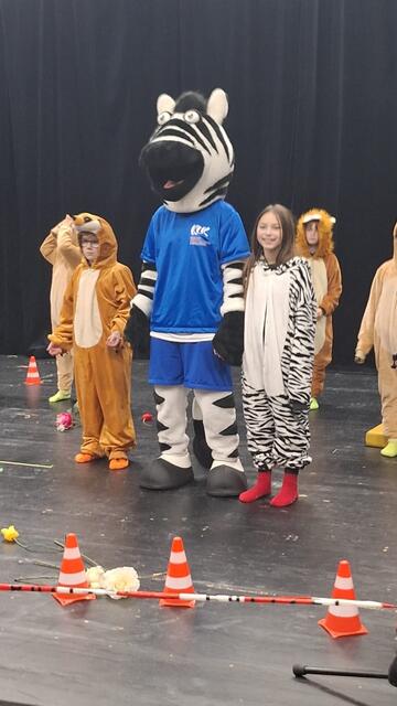 Zebra SAM, das Maskottchen der KUK, fühlt sich sichtlich wohl | Foto: Erik Hippchen