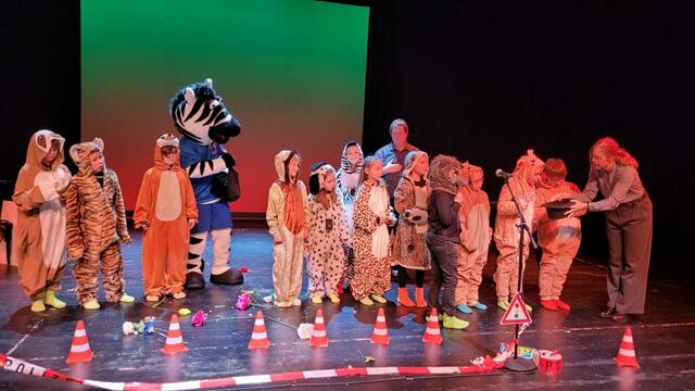 Franzi Geyer vom Pfalztheater verteilt einige Geschenke | Foto: Angela Molter