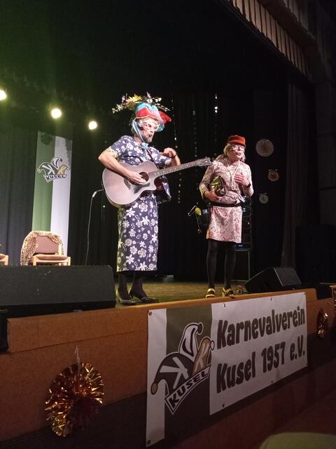 In de Bütt "Madda &amp; Florsche" - Manuel Distler &amp; Keks von der Karnevalsunion Miesau, erzählten aus ihrem Leben | Foto: Anja Stemler