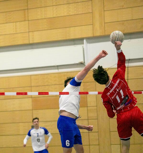 Bilder aus dem Bundesligaspiel:Johannes Junglaussen  gewinnt den Zweikampf  | Foto: Wolfgang Neuberth