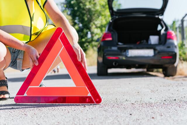 Das Pannendreieck ist ein vorgeschriebenes Sicherungsmittel, das im Auto immer mitgeführt werden muss. Es ist ein warnendes Zeichen für den nachfolgenden Verkehr. | Foto: Jorge/stock.adobe