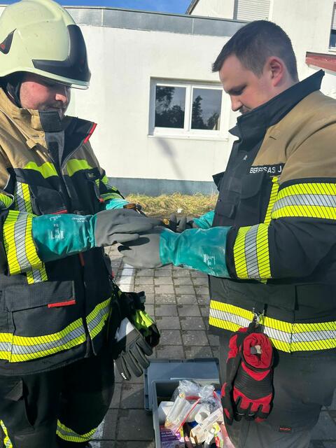 Proben der Flüssigkeit wurden entnommen und zur Analyse an die Berufsfeuerwehr Ludwigshafen übergeben. | Foto: Feuerwehr Haßloch