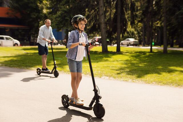 Wer sicher mit einem E-Scooter unterwegs sein möchte, der sollte auf eine richtige Schutzausrüstung nicht verzichten. Mindestens ein Helm sollte man aber anziehen | Foto: Prostock-studio/stock.adobe.com