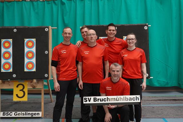 Die Mannschaft des SV Bruchmühlbachs. 
v.l.n.r.: Freddy Barthelemy, Philipp Wietzel, Guido Kurz, Christian Buhles, Michael Zahm, Justine Morgenstern, Marco Weilacher (abwesend), Jan Loibnegger (abwesend)
 | Foto: Ann-Kathrin Bader
