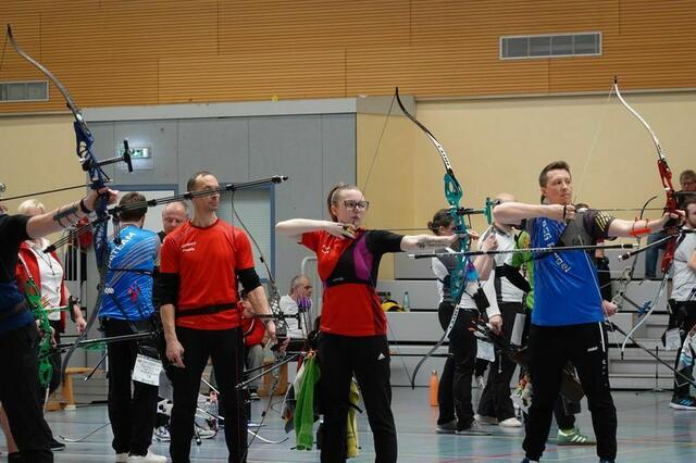 Justine Morgenstern (vorne in Rot) platziert ihre Pfeile zielsicher in die goldene Mitte. | Foto: Ann-Kathrin Bader