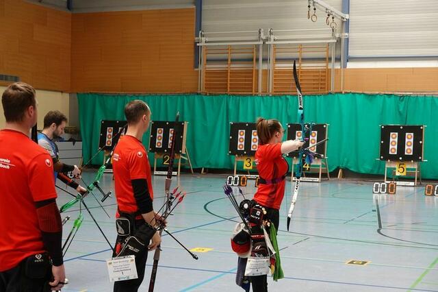 Justine Morgenstern und Freddy Barthelemy mit den ersten Pfeilen im Match gegen Riegel. Hohe Ringzahlen sicherten den Bruchmühlbachern den Sieg. | Foto: Ann-Kathrin Bader