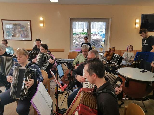 Intensive Proben zur Vorbereitung auf das anstehende Kirchenkonzert am 15.02.2025 | Foto: Accordeon-Freunde Kraichgau e.V.