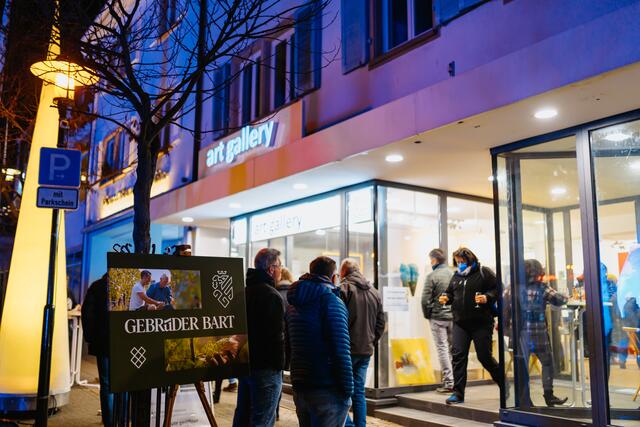 Schilder weisen darauf hin, in welchen Läden die lokalen Weingüter ihren Ausschank betreiben. | Foto: Lena Geib Photographie