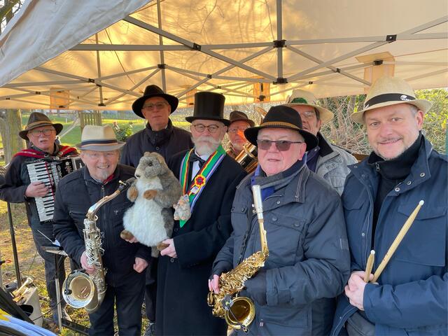 Hauptmann Herbert Tiefel mit den "Hasslocher Mackebachern", die auch die bekannte "Pennsylvania Polka" aus dem Hollywood-Film "Groundhog Day" (1993) spielten | Foto: Dr. Michael Werner