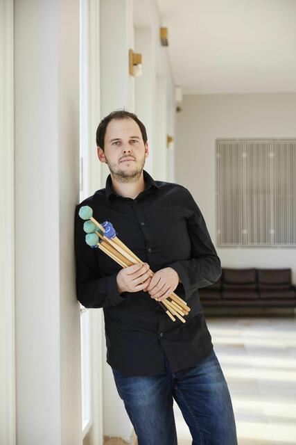 Untermalt die Lesung mit seinem Schlagwerk: Stefan Weinzierl | Foto: Martin Lukas Kim/gratis