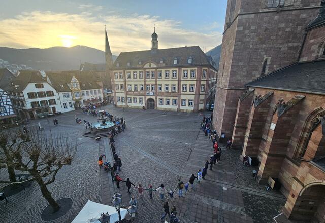 Menschenkette gegen Rechts um das Rathaus Neustadt. | Foto: Eva Bender