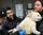 Die Zootierärzte Dr. Marco Roller und Dr. Lukas Reese (v.l.) untersuchen den jungen Eisbären, der von Revierleiter Moritz Ehlers gehalten wird.  | Foto: Zoo Karlsruhe, Timo Deible