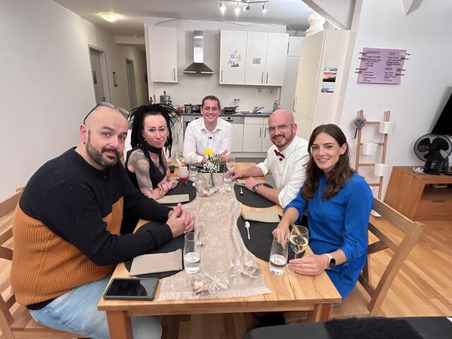 Gruppenfoto am Abschlussabend (v.l.n.r.): Nermin, Michaela, Gastgeber Max, Patrick und Sabrina | Foto: RTL / ITV Studios Germany