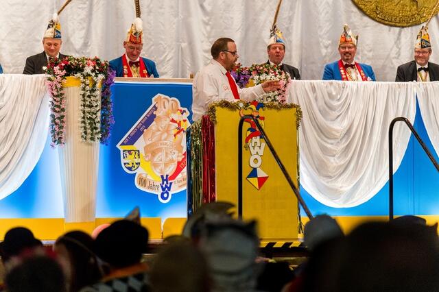 Vizepräsident Daniel Kneis parodiert die Deutsche Bahn | Foto: Kim Rileit