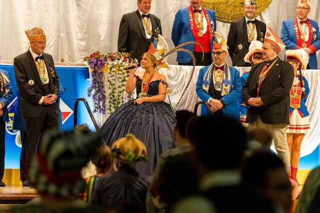 Präsident des großen Rats, Christoph Heller, und die Prinzessin der Mondglotzer | Foto: Kim Rileit