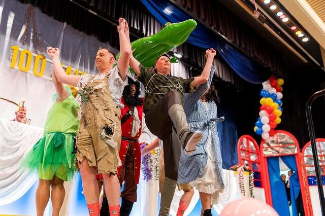 Männerballett der Minister: Stracke Bewegungen in bezaubernden Kostümen | Foto: Kim Rileit