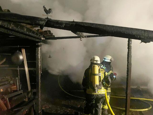 Schon wieder brennt es in Kindsbach. In der Nach von Montag auf Dienstag, 11. Februar 2025, steht ein Wochenendhaus in Flammen.  | Foto: Feuerwehr Landstuhl