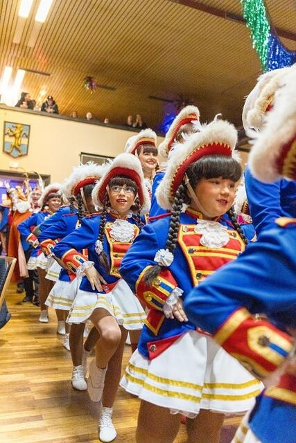 Einlauf in der Stadthalle Oggersheim: Bei der Prunksitzung trägt der Elferrat eine Pfauenfeder auf dem Schiff, beziehungsweise der Kappe.  | Foto: Kim Rileit