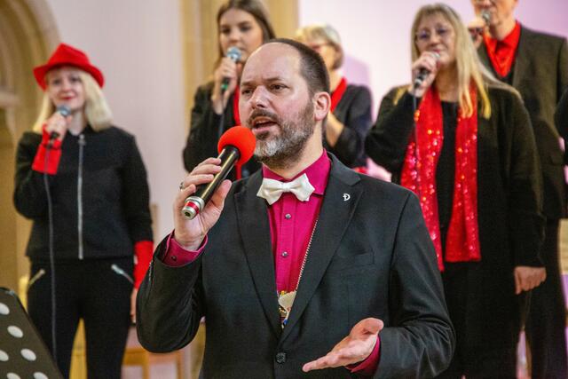 Er kann auch singen ,
Moderator Jörg Riebold | Foto: Wolfgang Neuberth