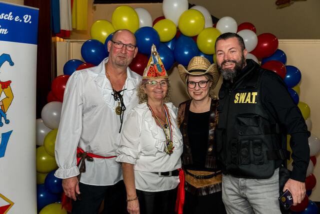 Stadträtin Sylvia Weiler mit ihrem Mann und OB-Kandidat der SPD Jens Peter Gotter mit Ehefrau  | Foto: Kim Rileit