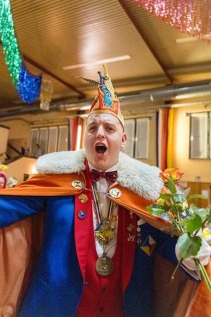 Lukas Weber, Veranstaltungs- und Aufbauminister verteilt Rosen beim Einlauf | Foto: Kim Rileit