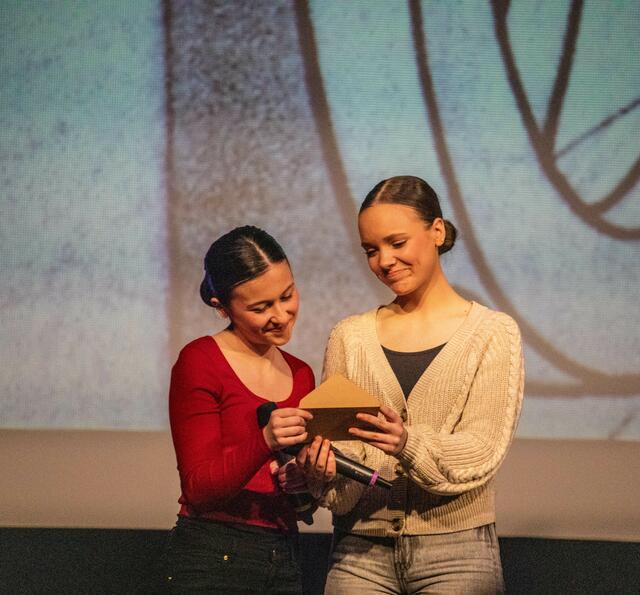 zwei Teenager: Chiara Belsanti und Lena Drogosch | Foto: Wolfgang Neuberth