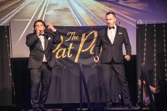 an das unvergessene RatPack-Trio entführten Mark Engels als Dean Martin und Gesangspartner Gerrit Wolk aus Viernheim als Frank Sinatra_ | Foto: Wolfgang Neuberth
