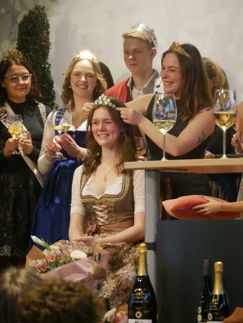 Die pfälzische Weinkönigin Denise Stripf krönt die bisherige Prinzessin Maja Nett zur neuen Mandelblütenkönigin. | Foto: frey