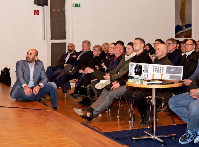 Stadtbürgermeister Mattia De Fazio (links) hatte eingeladen, der gesamte Landstuhler Stadtrat war bei der Versammlung vor Ort.  | Foto: Erik Stegner