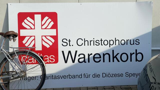 Eingangsschild zum neuen Ladengeschäft | Foto: Caritasverband Speyer