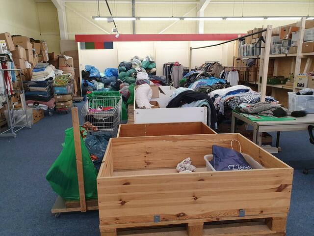 Im Sortierlager werden eingehende Spenden gesichtet und für den Verkauf vorbereitet  | Foto: Caritasverband Speyer