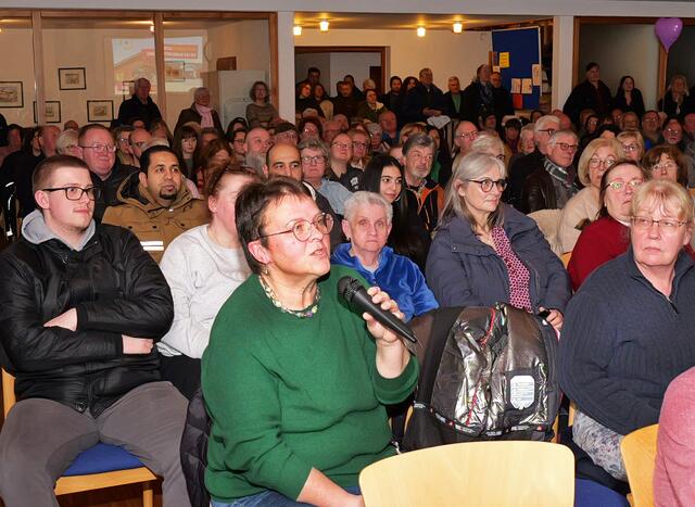 Die Bürger konnten nach der Präsentation des Unternehmens Fragen stellen.  | Foto: Erik Stegner