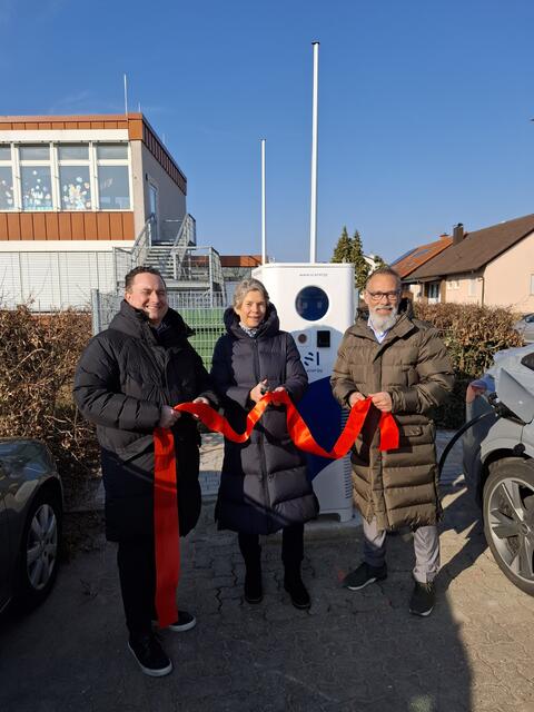 Boris Scheuermann (Geschäftsführer der SI Energy), Ortsbürgermeisterin Susanne Grabau und Michael Kosmider (Projektmanager der SI Energy) bei der Einweihung. | Foto: R. Grabau