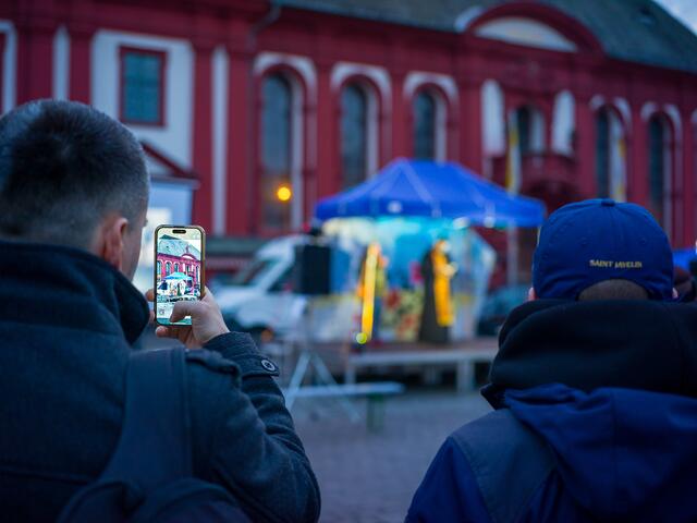 Kundgebung auf dem Mannheimer Marktplatz im Gedenken an Opfer bei Maidanprotesten 2014 in Kyjiw.  | Foto: Christian Gaier