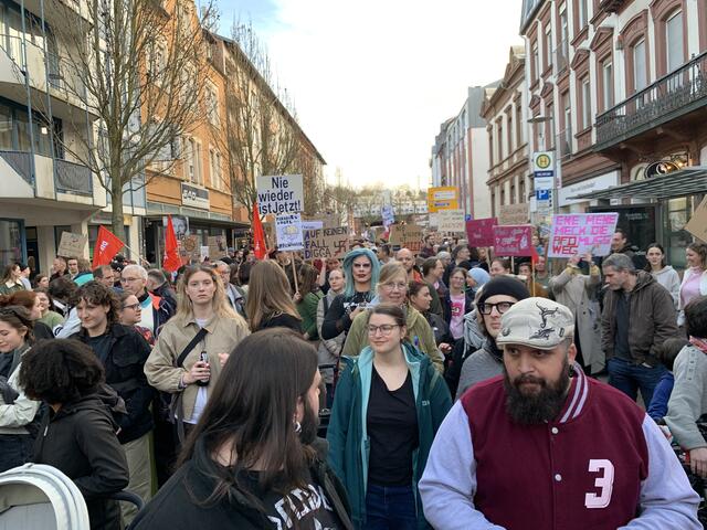 Blick in die Eisenbahnstraße nach Süden - eine bunte Menschenmenge | Foto: Peter Krietemeyer