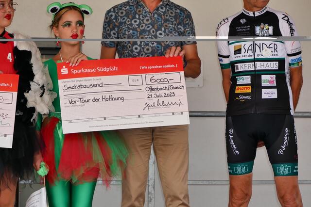 Spendenübergabe am Haltepunkt Offenbach im Juli 2023 | Foto: Dieter Hammann