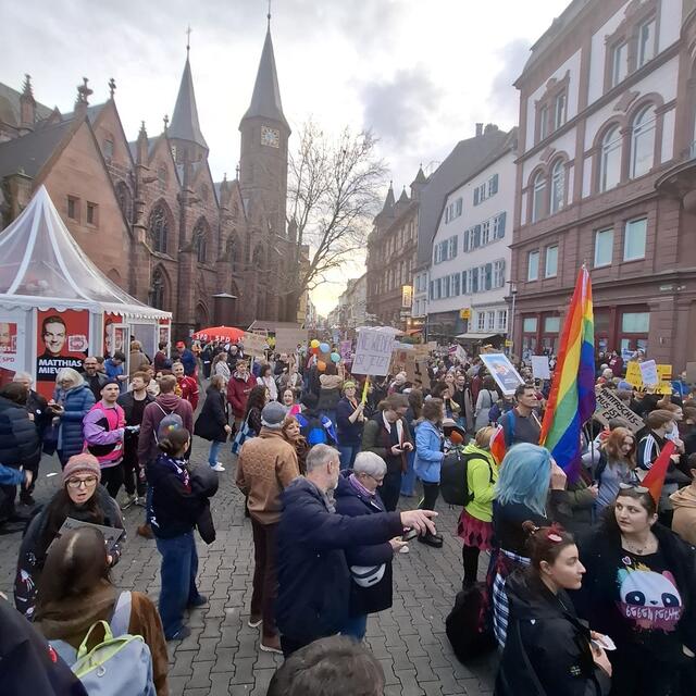 Der Demonstrationszug vor der Stiftskirche | Foto: Peter Krietemeyer
