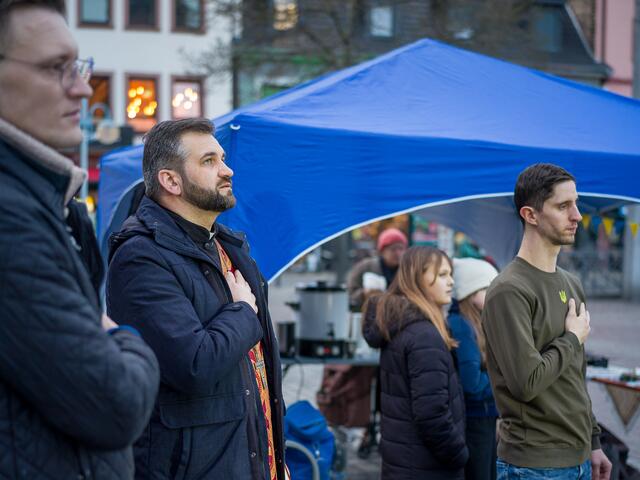 Kundgebung auf dem Mannheimer Marktplatz im Gedenken an Opfer bei Maidanprotesten 2014 in Kyjiw.  | Foto: Christian Gaier