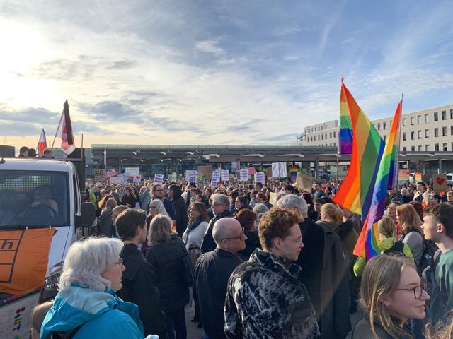 Der Bahnhofsvorplatz füllt sich | Foto: Peter Krietemeyer