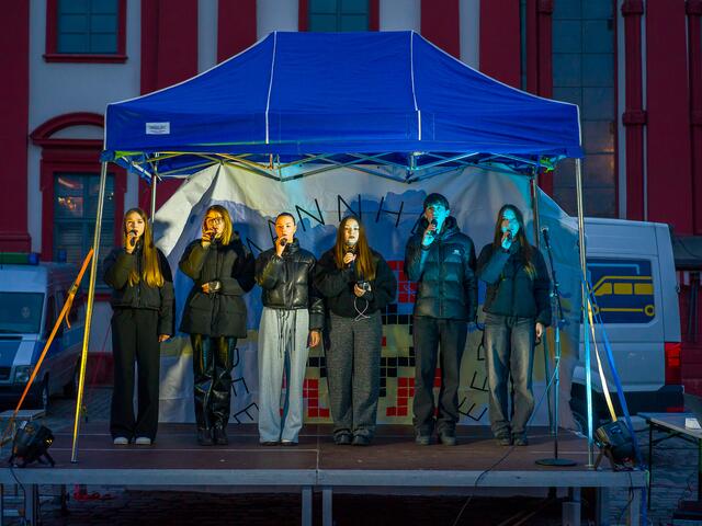 Kundgebung auf dem Mannheimer Marktplatz im Gedenken an Opfer bei Maidanprotesten 2014 in Kyjiw.  | Foto: Christian Gaier
