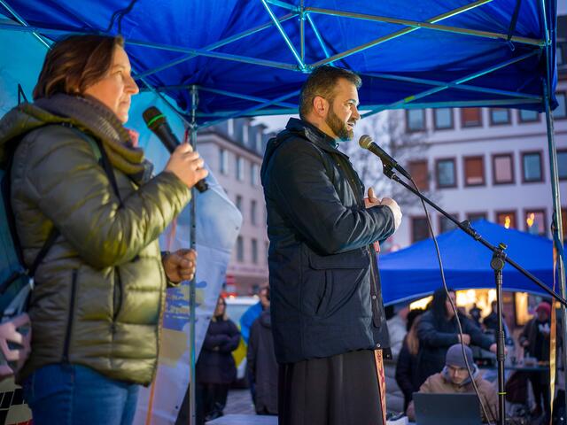Kundgebung auf dem Mannheimer Marktplatz im Gedenken an Opfer bei Maidanprotesten 2014 in Kyjiw.  | Foto: Christian Gaier